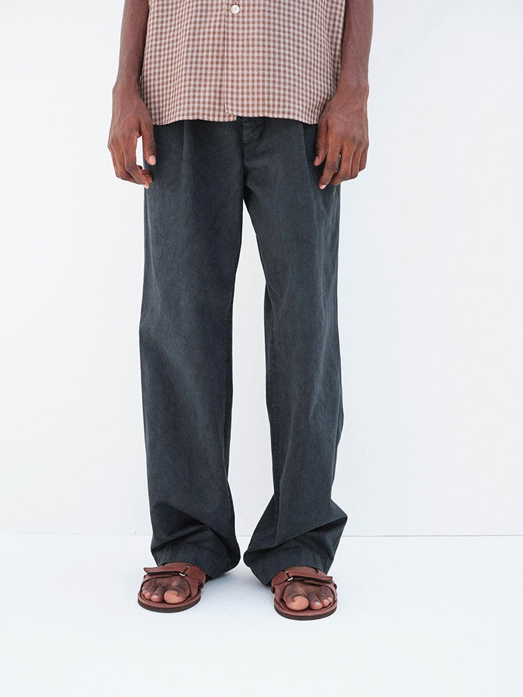 GARMENT-DYED FINX LIGHT CHINO ONE-TUCK WIDE PANTS - BLACK