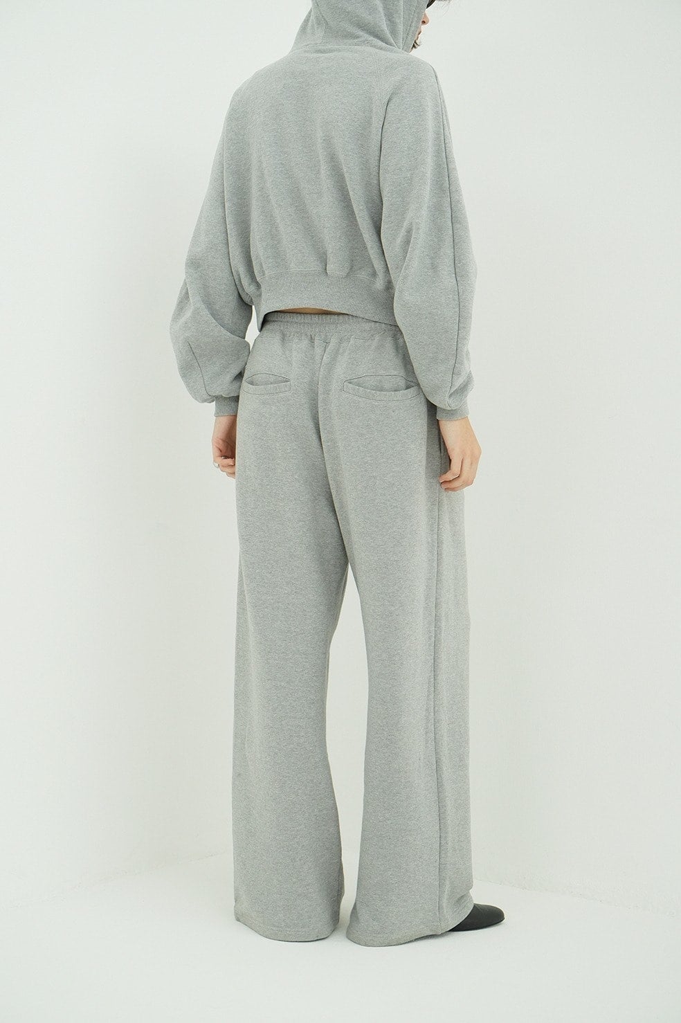 LOGO SWEAT TUCK WIDE PANTS