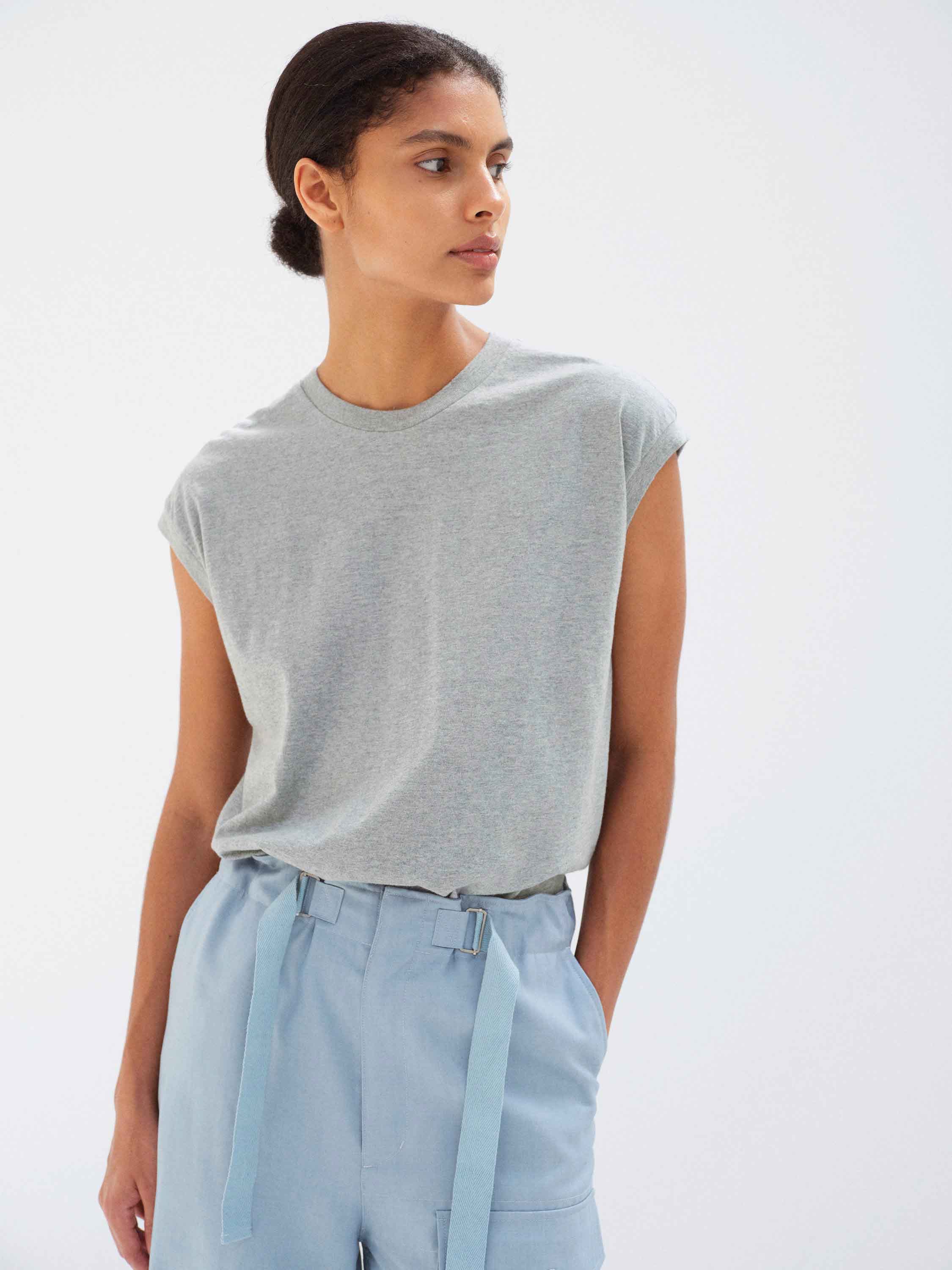SEAMLESS CREW NECK SLEEVELESS