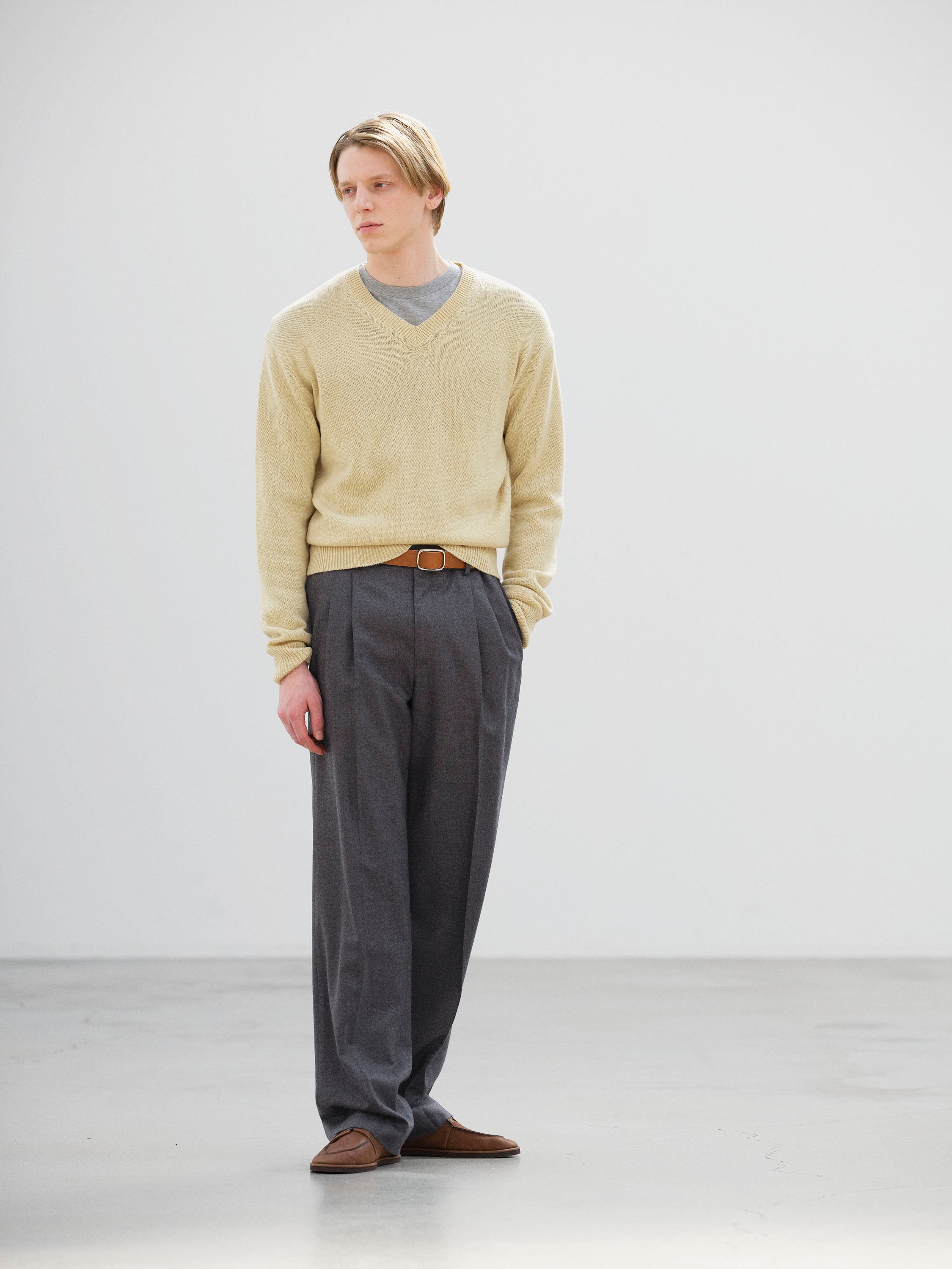 SUPER LIGHT WOOL TWO-TUCK SLACKS