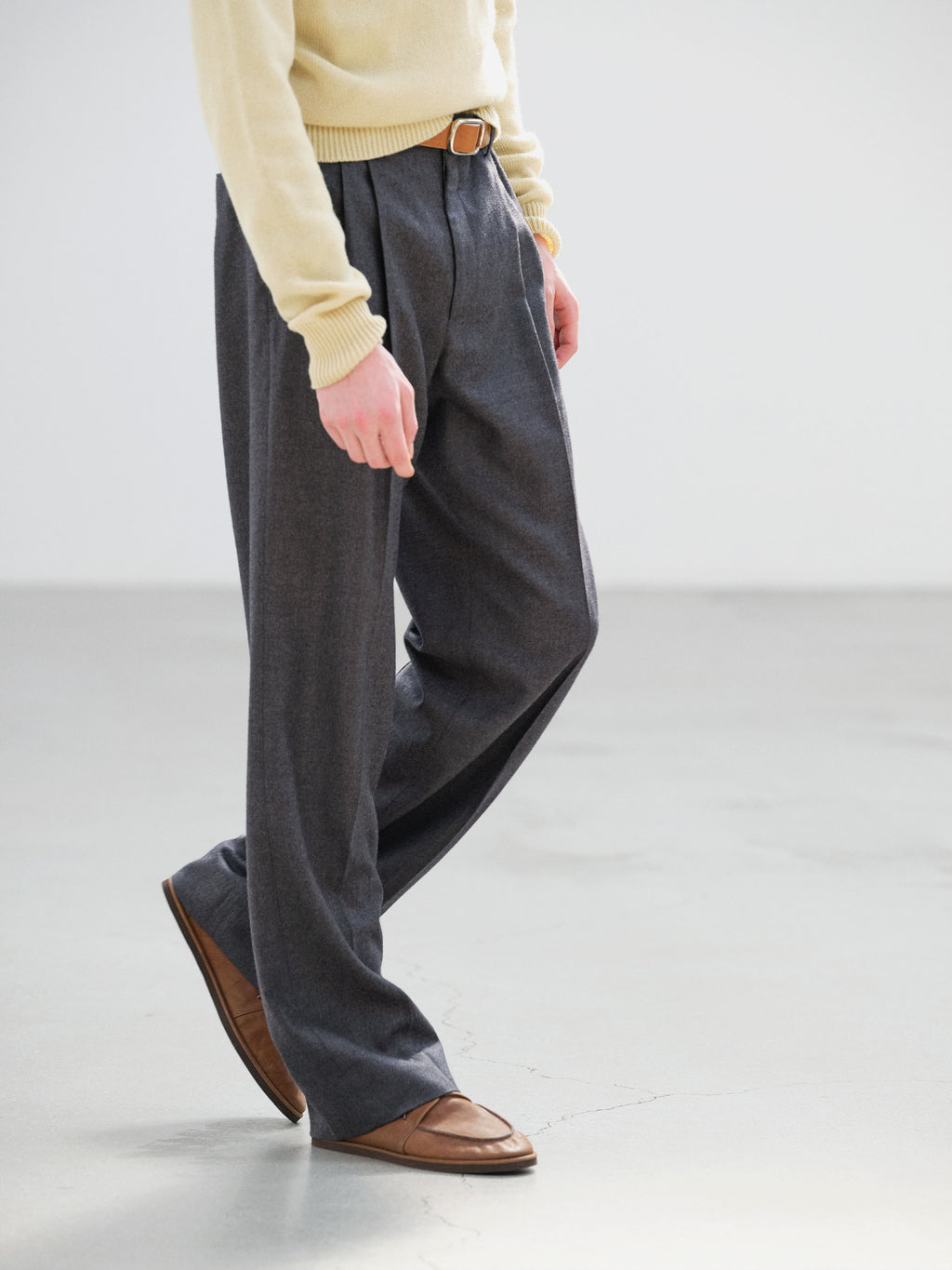 SUPER LIGHT WOOL TWO-TUCK SLACKS