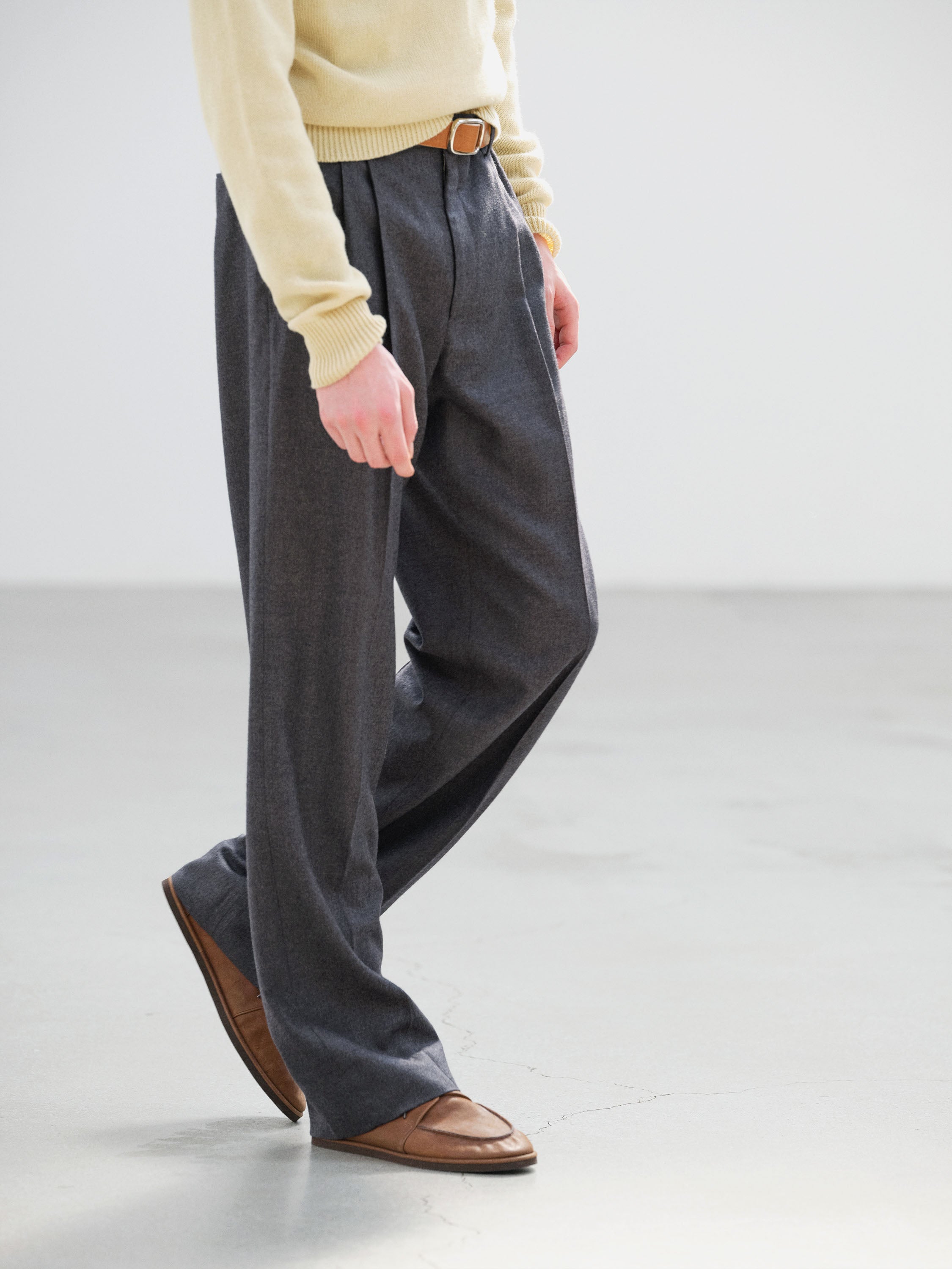 SUPER LIGHT WOOL TWO-TUCK SLACKS