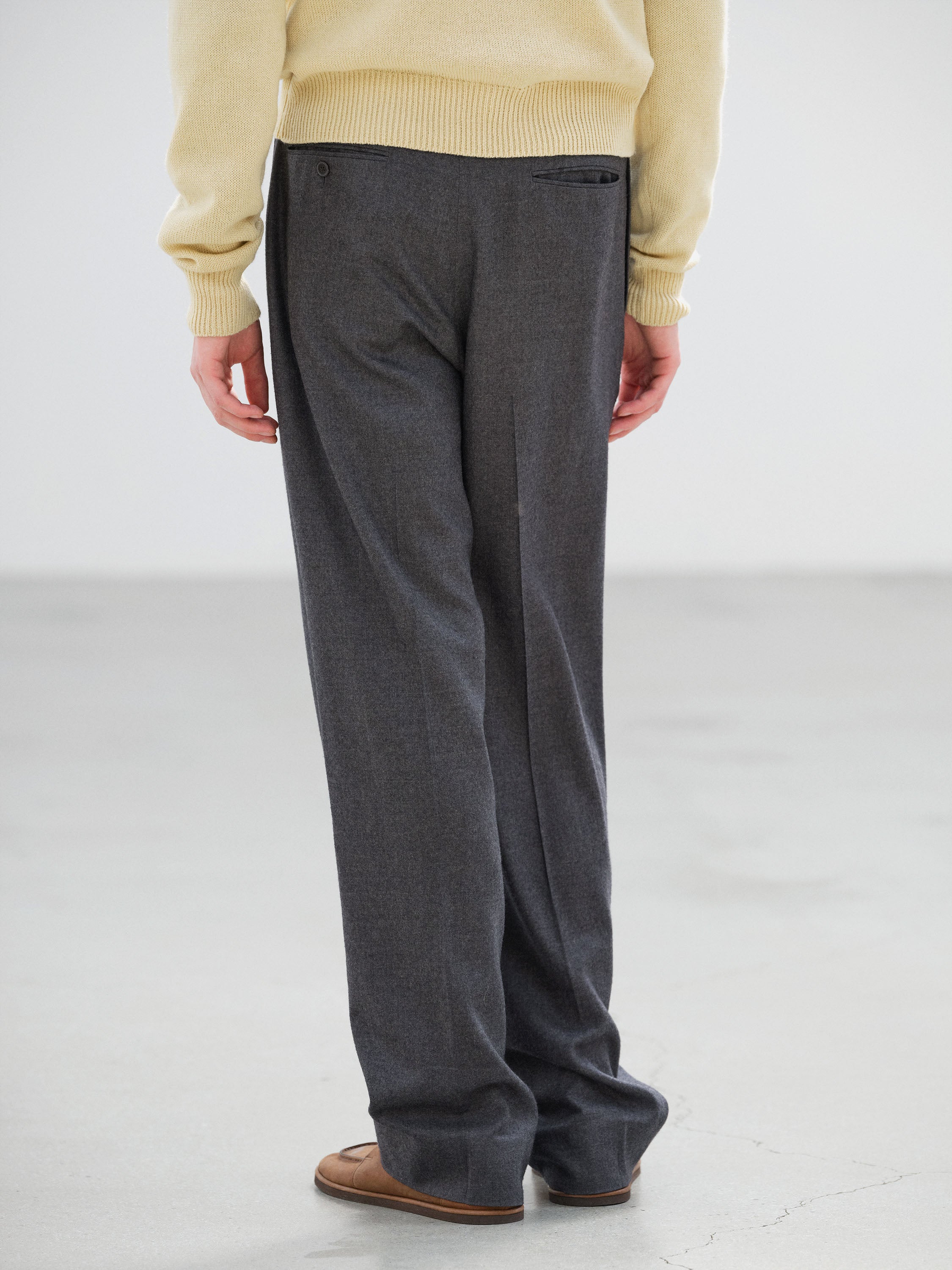 SUPER LIGHT WOOL TWO-TUCK SLACKS