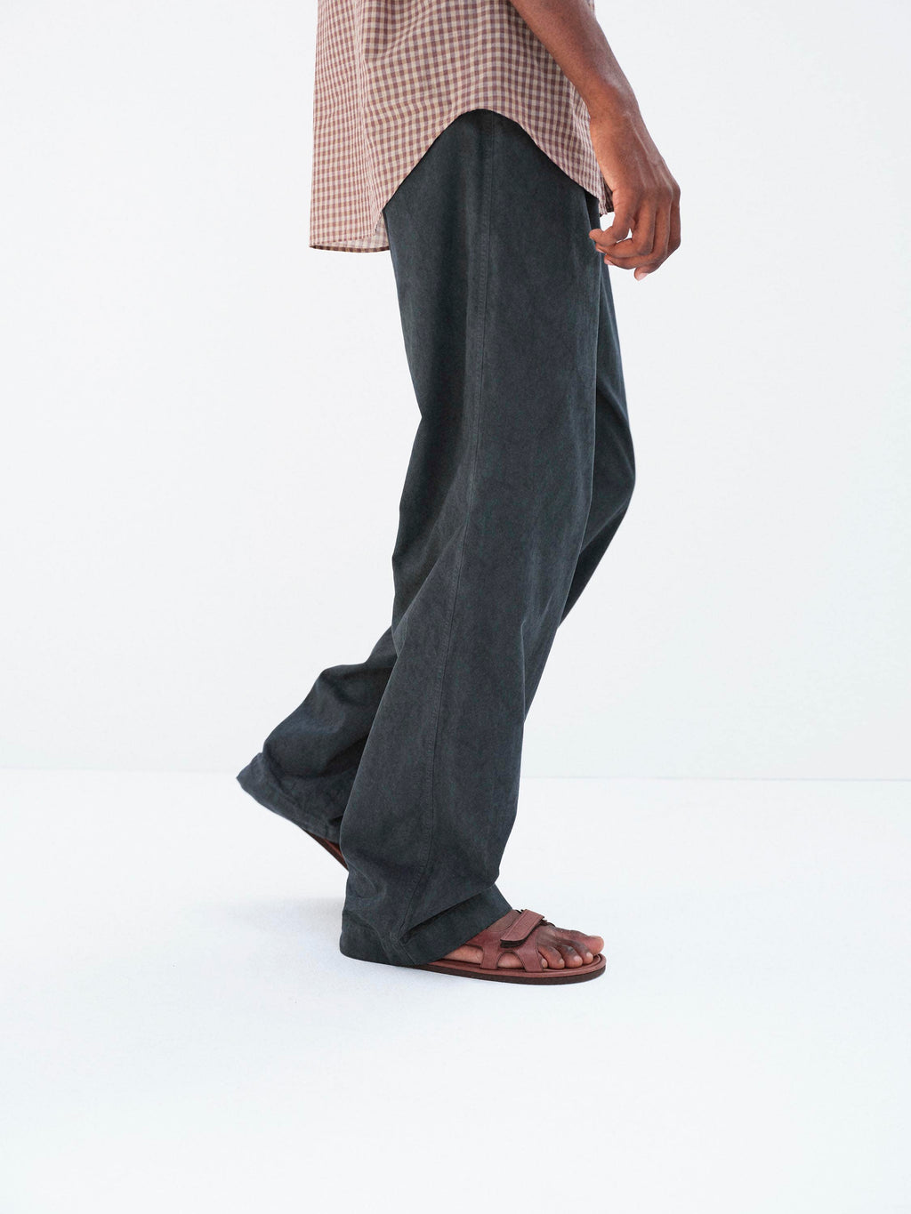 GARMENT-DYED FINX LIGHT CHINO ONE-TUCK WIDE PANTS