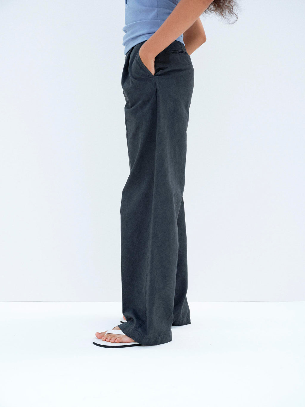 GARMENT-DYED FINX LIGHT CHINO ONE-TUCK WIDE PANTS