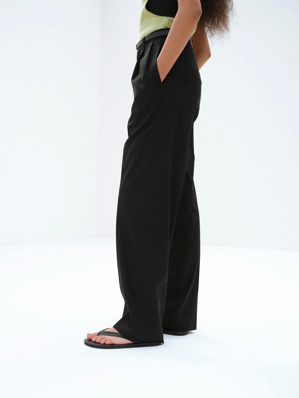 LIGHT WOOL MAX GABARDINE TWO-TUCK SLACKS